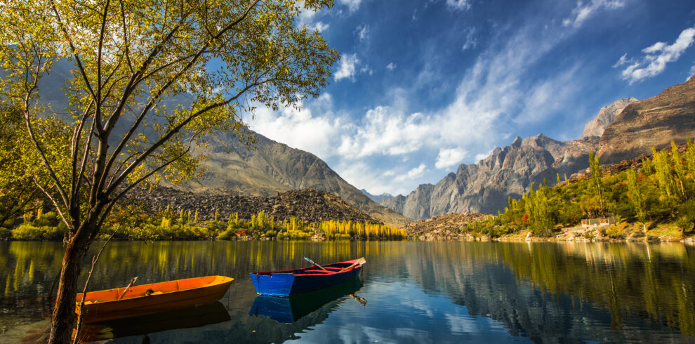 Upper_kachura_lake,_skardu,_baltistan